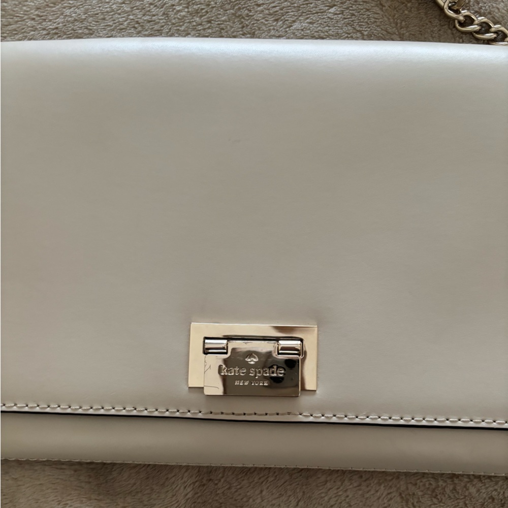 Preowned Kate Spade crossbody purse with flap closure, very good condition.